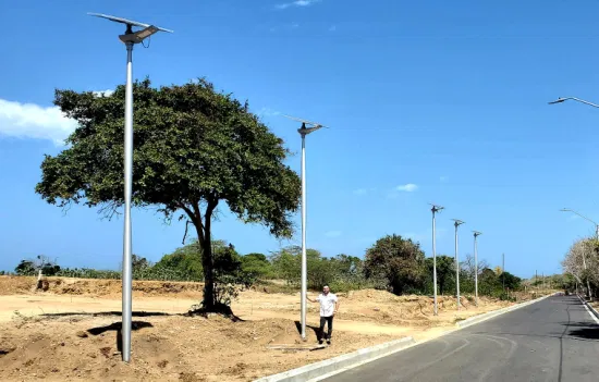 Poste de iluminação pública de aço inoxidável branco de 10 m com painel solar